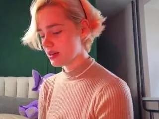 Discover our girls online shows and discover the company of countless livestreamers, with stunning shapes, sex toys and more.