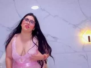 Discover our girls online shows and discover the company of countless livestreamers, with stunning shapes, sex toys and more.