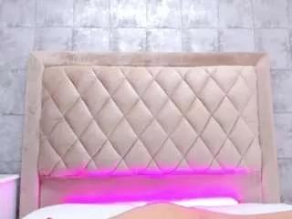 Discover our girls online shows and discover the company of countless livestreamers, with stunning shapes, sex toys and more.