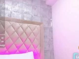 Discover our girls online shows and discover the company of countless livestreamers, with stunning shapes, sex toys and more.