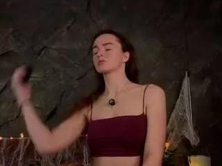 Discover our girls online shows and discover the company of countless livestreamers, with stunning shapes, sex toys and more.