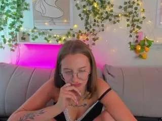 Discover our girls online shows and discover the company of countless livestreamers, with stunning shapes, sex toys and more.