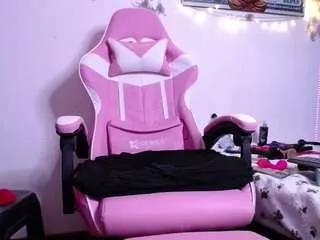 Discover our girls online shows and discover the company of countless livestreamers, with stunning shapes, sex toys and more.