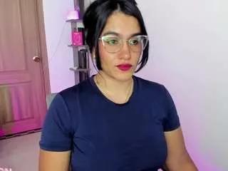 Discover our girls online shows and discover the company of countless livestreamers, with stunning shapes, sex toys and more.