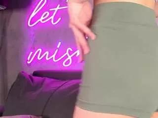 Discover our girls online shows and discover the company of countless livestreamers, with stunning shapes, sex toys and more.