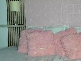 Discover our girls online shows and discover the company of countless livestreamers, with stunning shapes, sex toys and more.