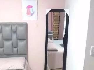 Discover our girls online shows and discover the company of countless livestreamers, with stunning shapes, sex toys and more.