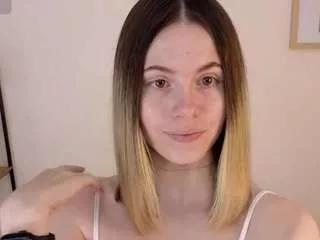Discover our girls online shows and discover the company of countless livestreamers, with stunning shapes, sex toys and more.