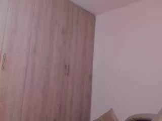Discover our girls online shows and discover the company of countless livestreamers, with stunning shapes, sex toys and more.