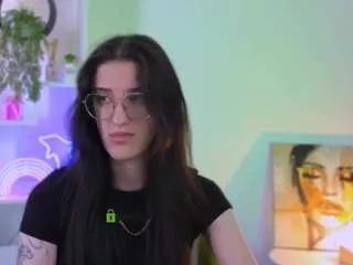 Discover our girls online shows and discover the company of countless livestreamers, with stunning shapes, sex toys and more.