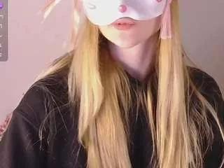 Discover our girls online shows and discover the company of countless livestreamers, with stunning shapes, sex toys and more.