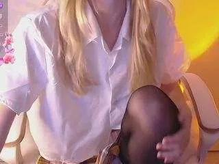 Discover our girls online shows and discover the company of countless livestreamers, with stunning shapes, sex toys and more.