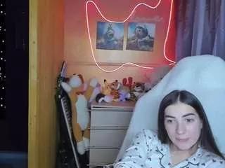 Discover our girls online shows and discover the company of countless livestreamers, with stunning shapes, sex toys and more.