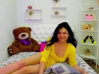 Discover our girls online shows and discover the company of countless livestreamers, with stunning shapes, sex toys and more.