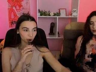 Discover our girls online shows and discover the company of countless livestreamers, with stunning shapes, sex toys and more.