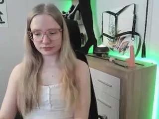 Discover our girls online shows and discover the company of countless livestreamers, with stunning shapes, sex toys and more.