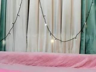 Discover our girls online shows and discover the company of countless livestreamers, with stunning shapes, sex toys and more.