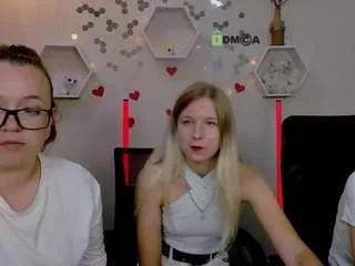 Discover our girls online shows and discover the company of countless livestreamers, with stunning shapes, sex toys and more.