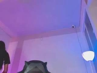 Discover our girls online shows and discover the company of countless livestreamers, with stunning shapes, sex toys and more.