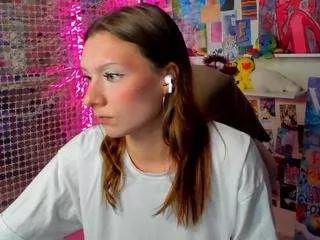 Discover our girls online shows and discover the company of countless livestreamers, with stunning shapes, sex toys and more.