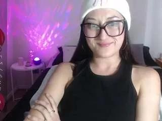 Discover our girls online shows and discover the company of countless livestreamers, with stunning shapes, sex toys and more.