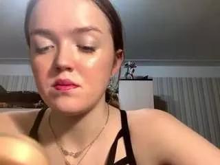 Discover our girls online shows and discover the company of countless livestreamers, with stunning shapes, sex toys and more.