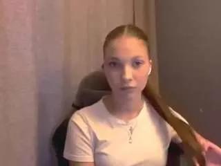 Discover our girls online shows and discover the company of countless livestreamers, with stunning shapes, sex toys and more.