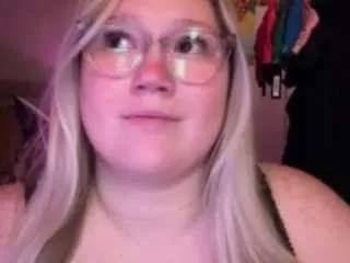 Discover our girls online shows and discover the company of countless livestreamers, with stunning shapes, sex toys and more.