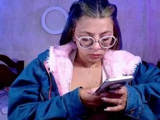 Discover our girls online shows and discover the company of countless livestreamers, with stunning shapes, sex toys and more.
