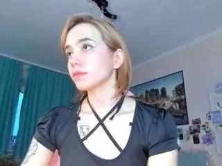 Discover our girls online shows and discover the company of countless livestreamers, with stunning shapes, sex toys and more.