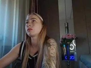 Discover our girls online shows and discover the company of countless livestreamers, with stunning shapes, sex toys and more.