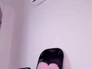 Discover our girls online shows and discover the company of countless livestreamers, with stunning shapes, sex toys and more.