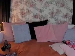 Discover our girls online shows and discover the company of countless livestreamers, with stunning shapes, sex toys and more.