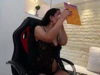 Discover our girls online shows and discover the company of countless livestreamers, with stunning shapes, sex toys and more.