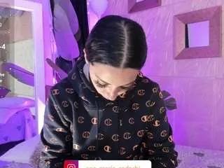 Discover our girls online shows and discover the company of countless livestreamers, with stunning shapes, sex toys and more.