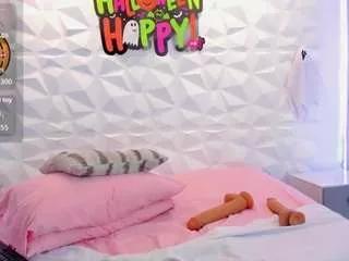 Discover our girls online shows and discover the company of countless livestreamers, with stunning shapes, sex toys and more.