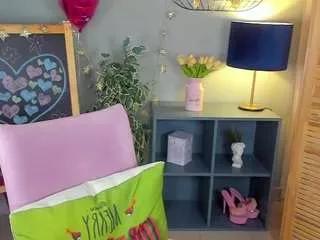 Discover our girls online shows and discover the company of countless livestreamers, with stunning shapes, sex toys and more.