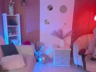 Discover our girls online shows and discover the company of countless livestreamers, with stunning shapes, sex toys and more.