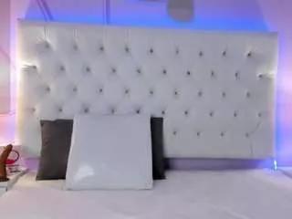 Discover our girls online shows and discover the company of countless livestreamers, with stunning shapes, sex toys and more.