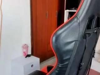 Discover our girls online shows and discover the company of countless livestreamers, with stunning shapes, sex toys and more.