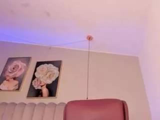 Discover our girls online shows and discover the company of countless livestreamers, with stunning shapes, sex toys and more.