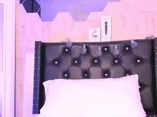 Discover our girls online shows and discover the company of countless livestreamers, with stunning shapes, sex toys and more.
