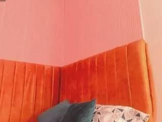 Discover our girls online shows and discover the company of countless livestreamers, with stunning shapes, sex toys and more.
