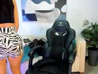 Discover our girls online shows and discover the company of countless livestreamers, with stunning shapes, sex toys and more.