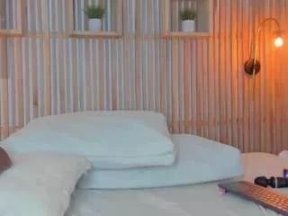 Discover our girls online shows and discover the company of countless livestreamers, with stunning shapes, sex toys and more.