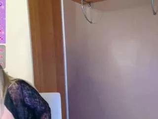 Discover our girls online shows and discover the company of countless livestreamers, with stunning shapes, sex toys and more.