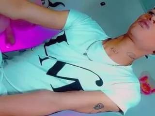 Discover our girls online shows and discover the company of countless livestreamers, with stunning shapes, sex toys and more.
