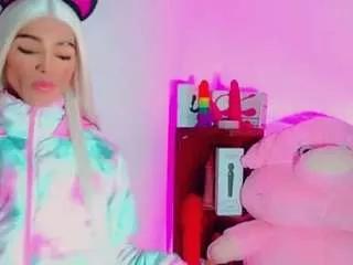 Discover our girls online shows and discover the company of countless livestreamers, with stunning shapes, sex toys and more.