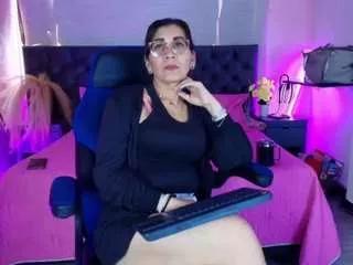 Discover our girls online shows and discover the company of countless livestreamers, with stunning shapes, sex toys and more.
