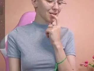 Discover our girls online shows and discover the company of countless livestreamers, with stunning shapes, sex toys and more.